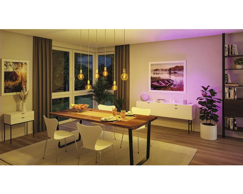 Matsal med träbord, stolar och dekorativ belysning