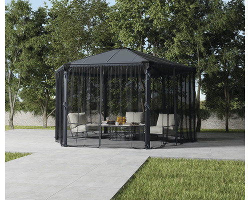 Trädgårdsscen med paviljong, gardiner, stolar och bord utomhus.