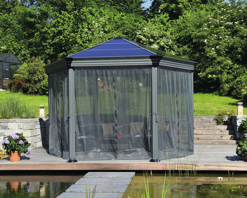 Paviljong med gardiner i trädgården