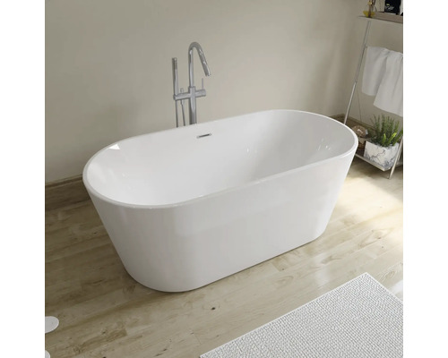 Fristående badkar med blandare och handdukshängare i badrummet