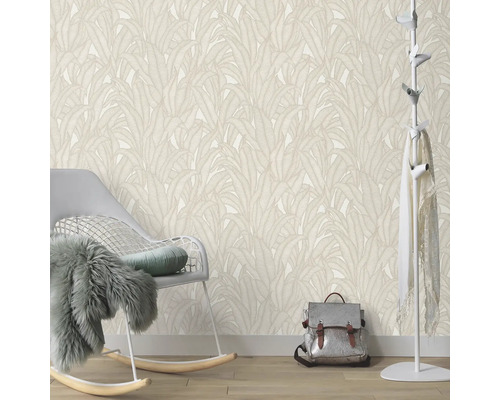 Rumsvy med blommönstrad tapet, stol, klädhängare och ryggsäck