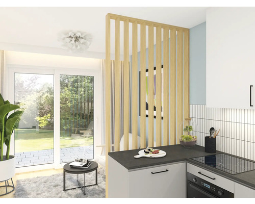 Ljus lägenhetsinredning med kök, vardagsrum och rumsavdelare av träribbor