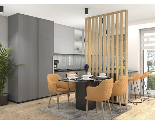 Ljust kök med matbord, stolar och köksbänk