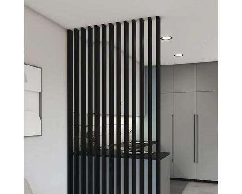 Rumsavdelare av svarta träribbor i ett modernt inrett rum