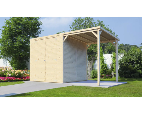 Trädgårdsbod i trä med carport i trädgården.