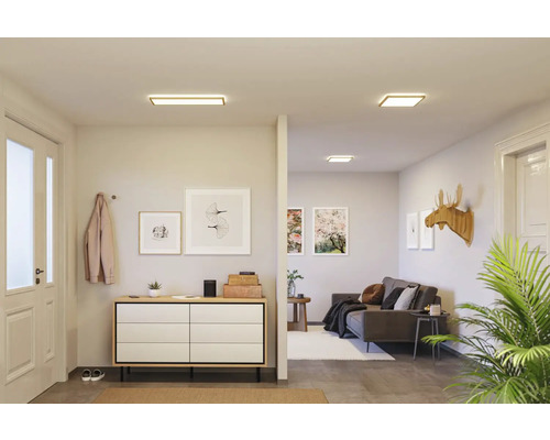 Vardagsrum med taklampor, byrå och dekoration