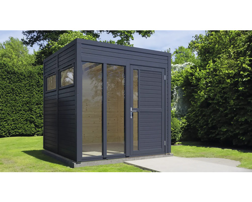 Modernt trädgårdshus med fönster och dörr i trädgården.