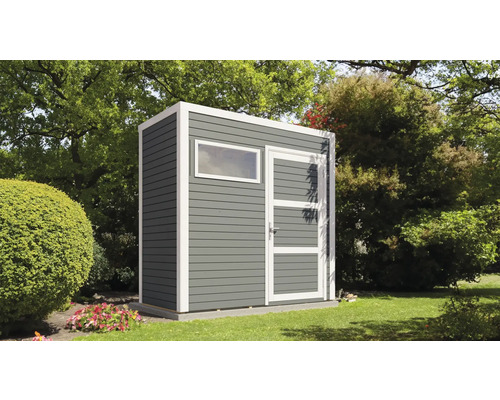 Trädgårdsskjul av trä med fönster och dörr i trädgården