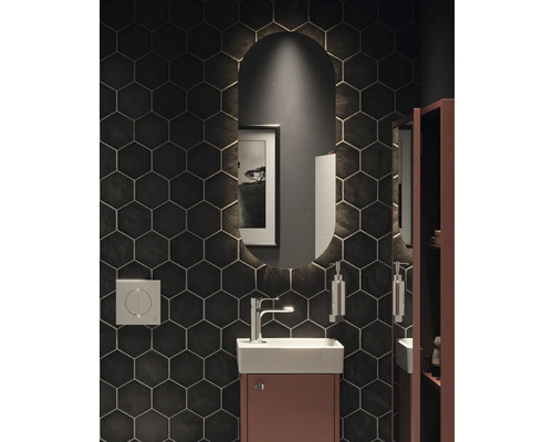 Modernt badrum med sexkantiga plattor, belyst spegel och handfat
