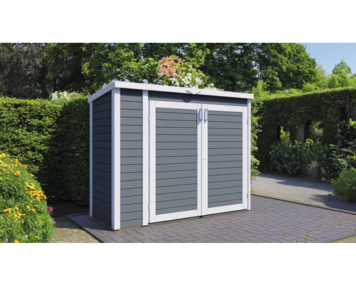 Träredskapsbod med dubbeldörr i trädgården