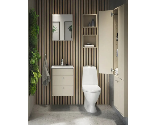 Modernt badrum med tvättställ, spegel, toalett och förvaringselement.