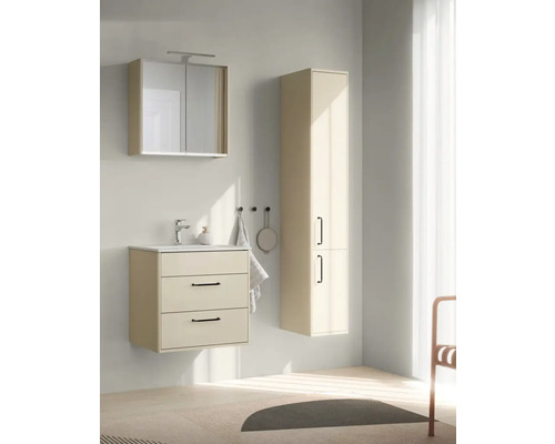 Ljust badrum med tvättställsskåp, spegelskåp och högskåp