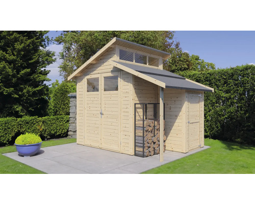 Trädgårdshus i trä med dubbeldörr, fönster och vedställ i trädgården