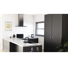 Modernt kök med köksö, köksfläkt och skåp