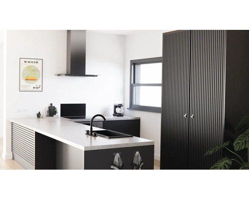 Modernt kök med köksö, köksfläkt och skåp