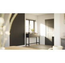 Entré med konsolbord, dekoration och väggpaneler