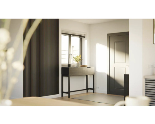 Entré med konsolbord, dekoration och väggpaneler