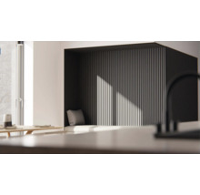 Modernt rum med sittgrupp, väggbeklädnad och kuddar