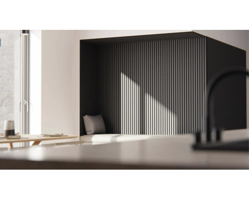 Modernt rum med sittgrupp, väggbeklädnad och kuddar