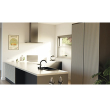 Modernt kök med köksö, diskho, kran, fläkt och kyl-fryskombination.