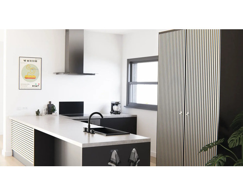 Modernt kök med köksö, fläkt och skafferi