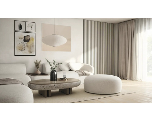 Vardagsrum med soffa, fåtölj, soffbord och dekoration i ljus design.