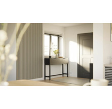 Vardagsrum med väggpaneler, konsol med lådor, fönster och dörr.