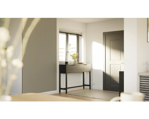 Vardagsrum med väggpaneler, konsol med lådor, fönster och dörr.