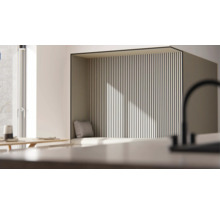 Ljus interiör med träpanel och sittgrupp