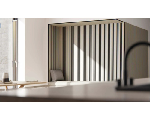 Ljus interiör med träpanel och sittgrupp