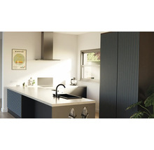 Ljust kök med köksö, diskho, köksfläkt och högskåp