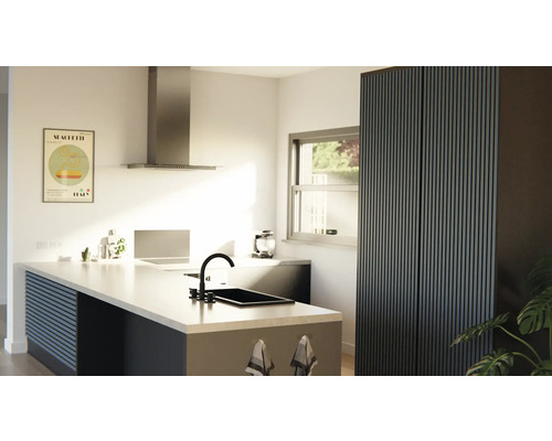 Ljust kök med köksö, diskho, köksfläkt och högskåp