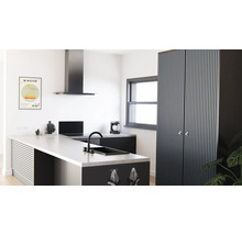 Modernt kök med köksö, fläkt och högskåp