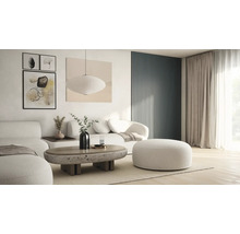 Vardagsrum med soffa, pall, soffbord och dekorativa föremål