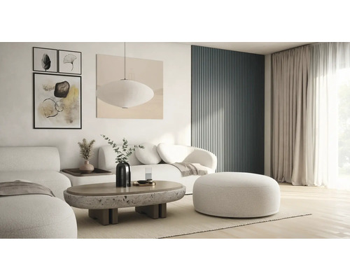 Vardagsrum med soffa, pall, soffbord och dekorativa föremål