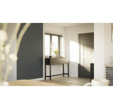 Ljus entré med konsolbord, dekoration och väggpaneler för en modern atmosfär