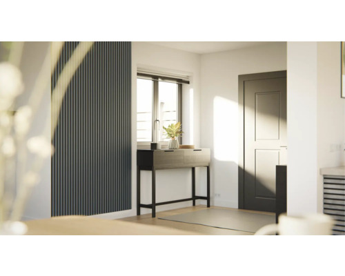 Ljus entré med konsolbord, dekoration och väggpaneler för en modern atmosfär