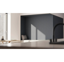 Modern interiör med träpaneler på väggen och sittplats