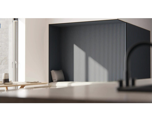 Modern interiör med träpaneler på väggen och sittplats