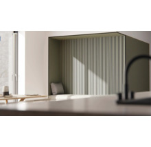 Ljust läshörn med träpaneler och sittdyna.