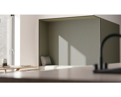 Ljust läshörn med träpaneler och sittdyna.