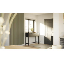 Entré med träpanelvägg, konsol, fönster och dörr