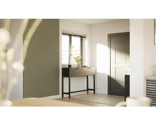 Entré med träpanelvägg, konsol, fönster och dörr