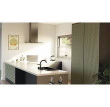 Ljust kök med köksö, diskho, fläktkåpa och skåp