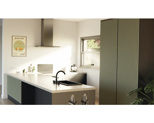 Ljust kök med köksö, diskho, fläktkåpa och skåp