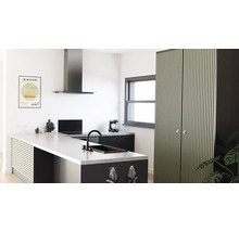 Modernt kök med köksö, fläkt och högskåp