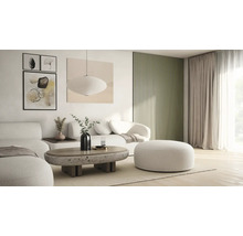 Vardagsrum med soffa, soffbord, pall och dekorativa element för en mysig atmosfär