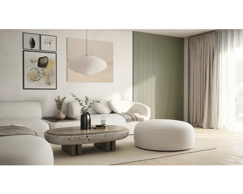 Vardagsrum med soffa, soffbord, pall och dekorativa element för en mysig atmosfär