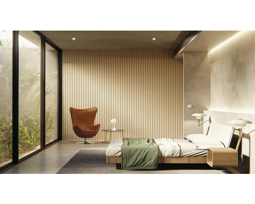 Ljust sovrum med stort fönster, säng och fåtölj