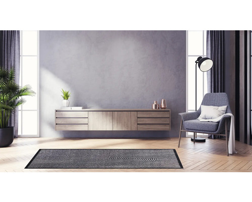 Modernt vardagsrum med matta, fåtölj och träskåp